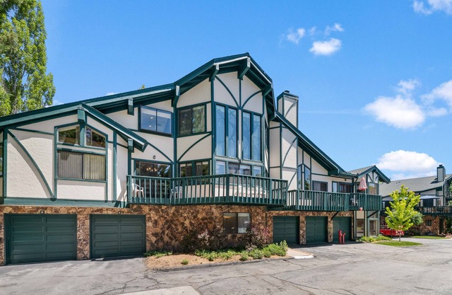 Mountain Condo has King Suite, Soaking Tub, Arcade, Pool and Hot Tub Access!