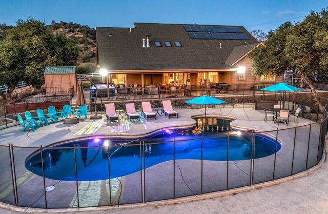 Mountain Elegance w/ pool, spa, projector