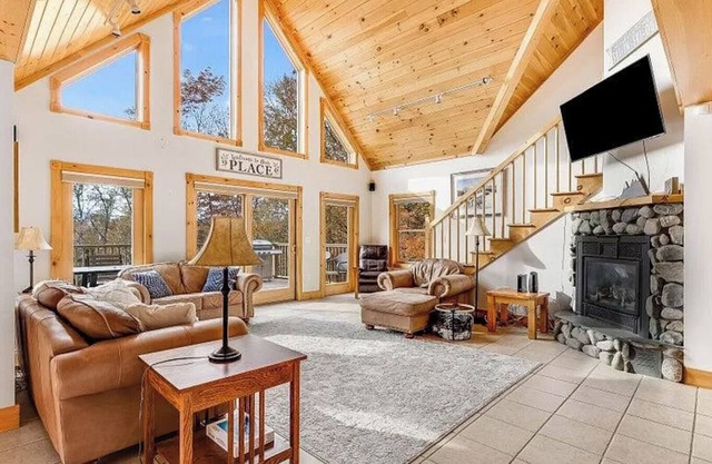 Mountain Haven: A cozy 5-bedroom chalet only 6 miles from Sugarloaf access road!