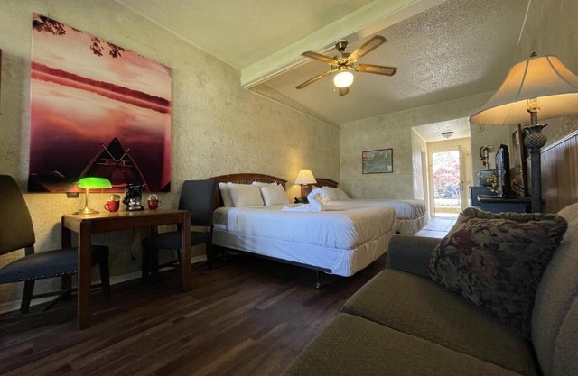Mountain Harbor King Guest Room on Lake Ouachita