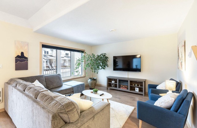 Mountain Haus w/ HOT TUB & large backyard w/firepit. Only 7 mins to downtown