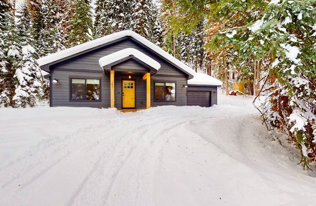 Mountain home near Lake Cascade with wood fireplace, W/D, streaming, & WiFi