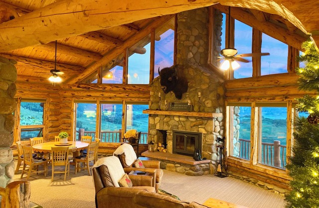 Log home retreat w spectacular mountain views, ideal for relaxation & adventure!