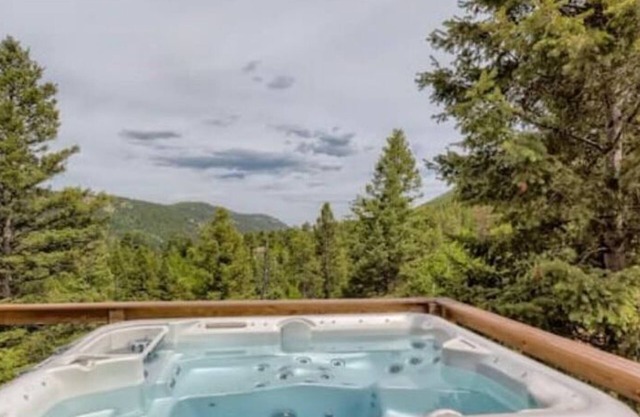 Mountain Home with awesome views. Sleeps 8 with 4 bedrooms.