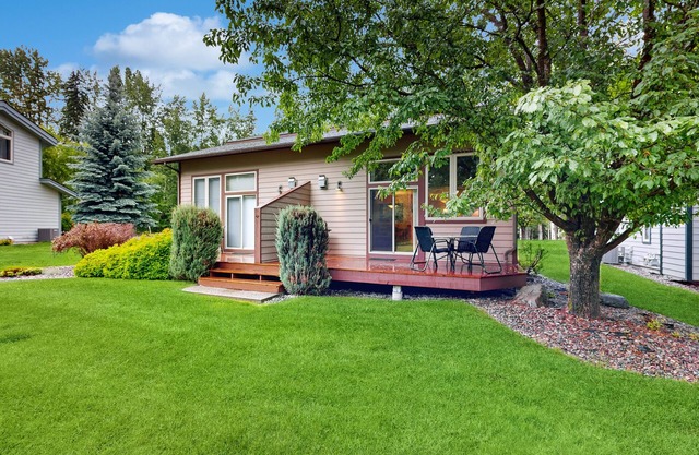 Mountain home with gas fireplace - access to seasonal pool & hot tub