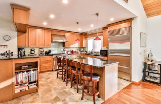 Mountain house w/ stunning views & gourmet kitchen 7 mi to Windham 9 to Hunter