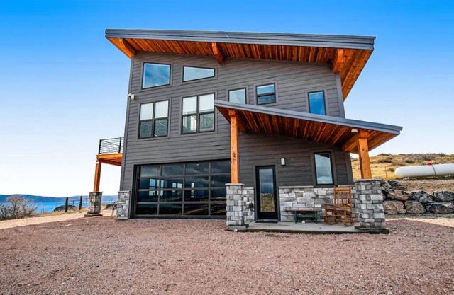 Mountain Lakeside Chalet Near Beaches & Amenities