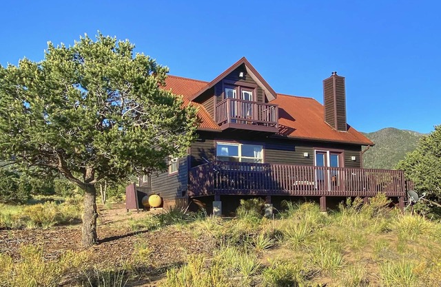 Mountain lodge w/ panoramic views from hot tub