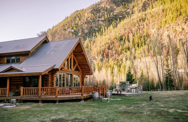 Mountain Lodge with Scenic Views