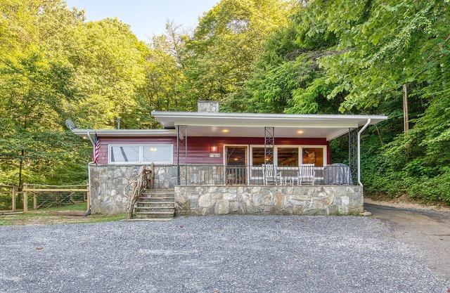 Mountain Magic Cottage - Creekside, Stunning Views, Pet Friendly, Cozy, Peaceful