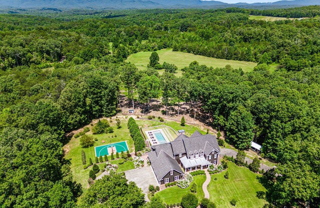 Mountain Mansion 7BR, 10Ksf, Views, Pool, Sport Court, Gym, Sauna, Petting Zoo
