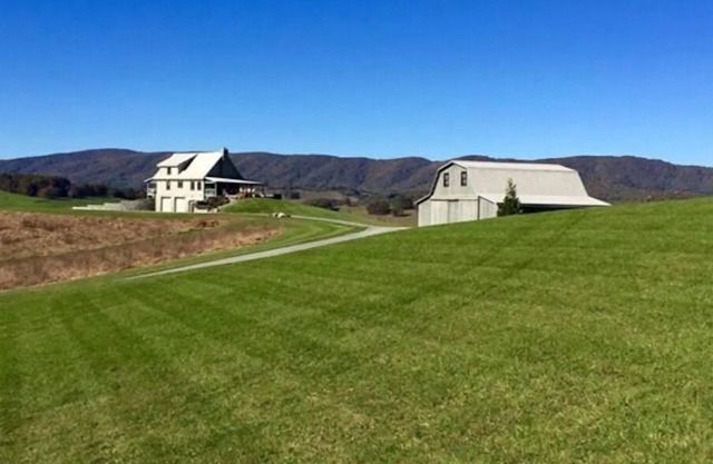 Mountain Meadows Cabin in the heart of Christmas Tree Farms with Amazing Views!