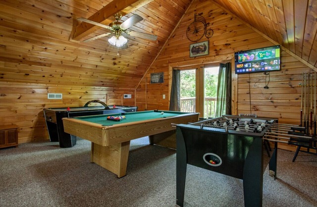 Mountain Memories - Hot Tub & Life Size Games!