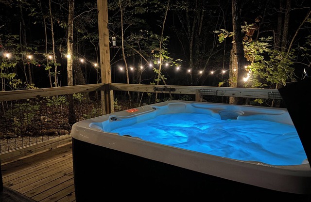 Mountain Mist - HOT TUB, King bed, fire pit, modern brand new home in Monteagle