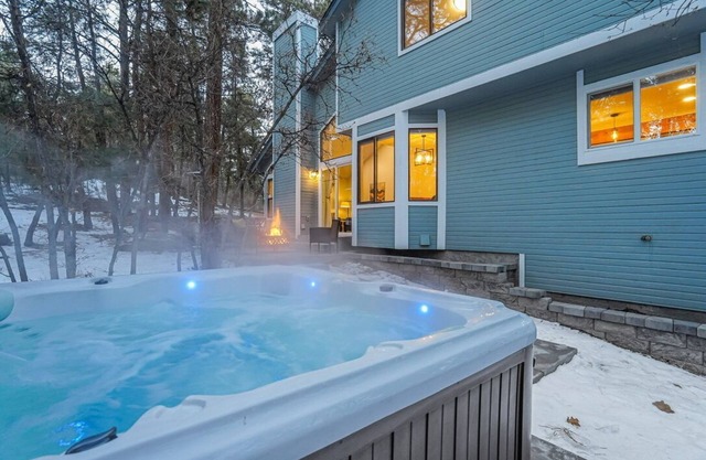 Mountain Modern Retreat! Ford Amph / BBQ / Fire Pit / Hot Tub
