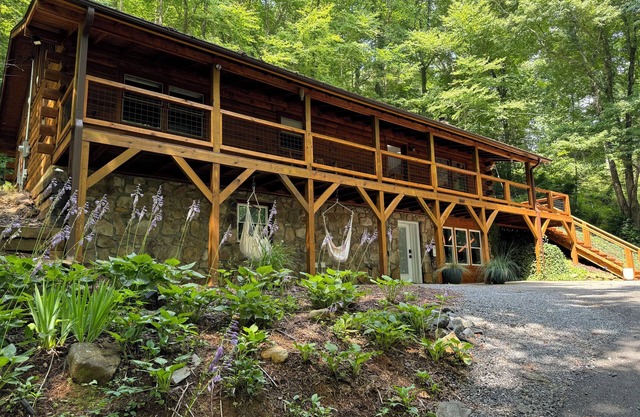 Cozy Mountain Cabin minutes from WCU, Sylva, & the Tuckaseegee River