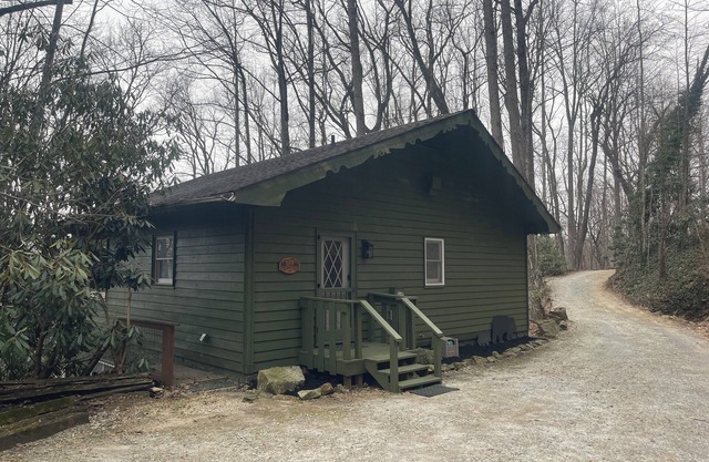 Mountain Resort Cabin. Sleeps 8+ Large decks and mountain stream on property!