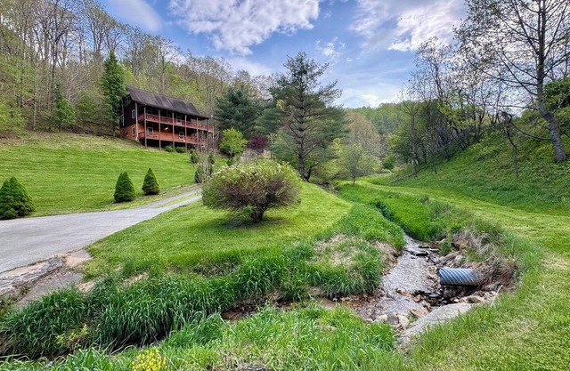 Mountain Retreat Cozy 3-bedroom Cabin - minutes to the New River. Pet friendly!