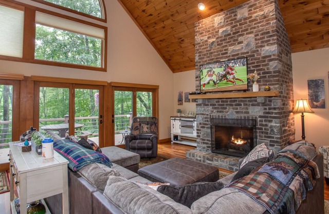 Blowing Rock Luxury! 4 Suites, Hot Tub, Game Room, Club w/ Indoor Pool, Fitness Center! near Boone