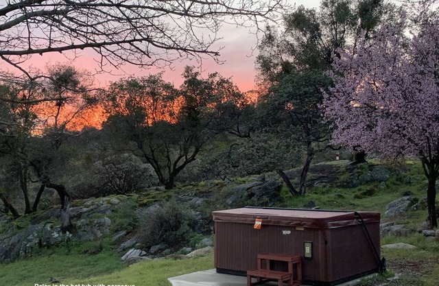 Mountain retreat - stargazing, sunsets, hot tub, pool table, Yosemite, Bass Lake