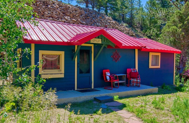 Family-Friendly Retro Riverside Cabin w/ King Bed