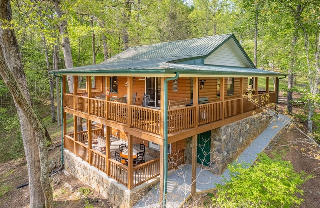 Mountain retreat with decks, firepit, pool table, and fireplace - dogs OK