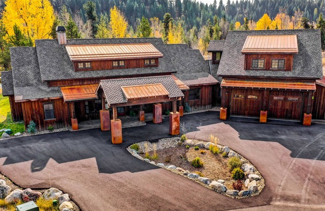 Mountain riverfront cabin, family-friendly w/hiking, fishing, fireplace, & WiFi