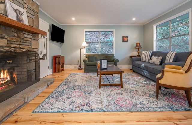 Mountain Shadows Creekside Retreat: A peaceful cottage in with fire pit, right on the creek!