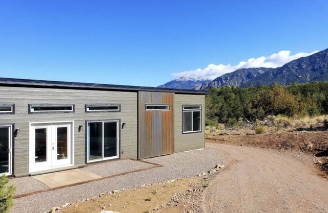Mountain Side Home with Spectacular Views!! 2bd-2ba - 420 & Dog Friendly + AC !!