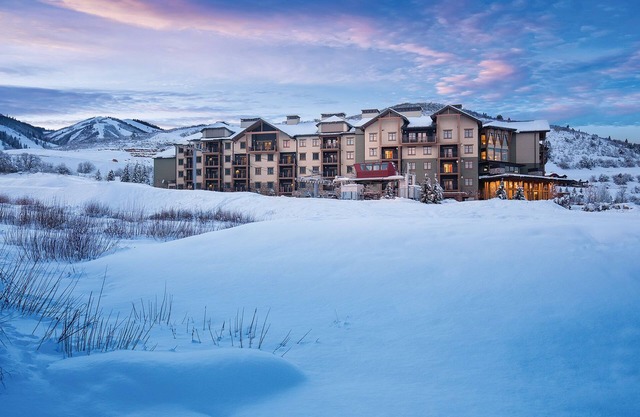 Mountain Side Resort avec accès direct aux pistes avec piscines intérieures et 2 bains à remous en plein air