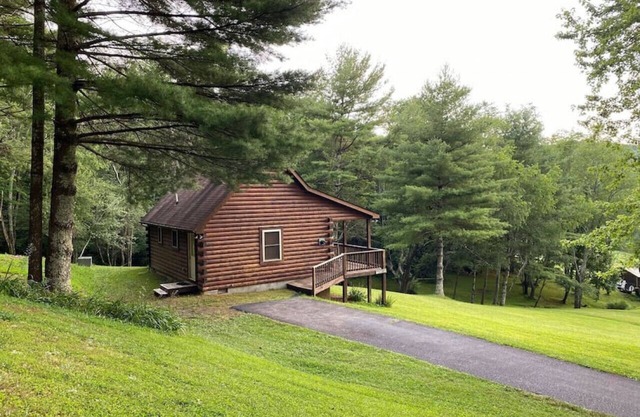 Mountain Song Log Cabin /Starlink Wifi, Trout Stream🐟, Near I-77 & BR Parkway🌄
