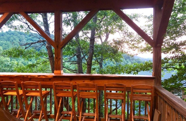 3BR Mountain Style Cottage, vues, King Master Suite, bain à remous, table de billard, près de App Ski Mtn!