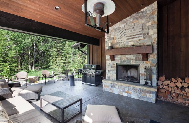Mountain-Style Home w/Fireplace, Patio & Full Access of Resort Amenities