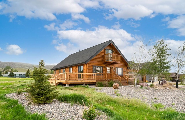 Mountain Tee - Cozy Log Home In Ennis Just Minutes From the Madison River!