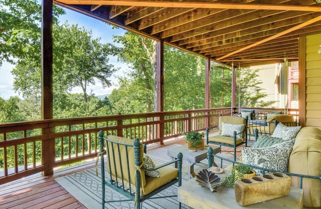 ‘Mountain Time’ Cashiers Condo w/ Deck & Views!