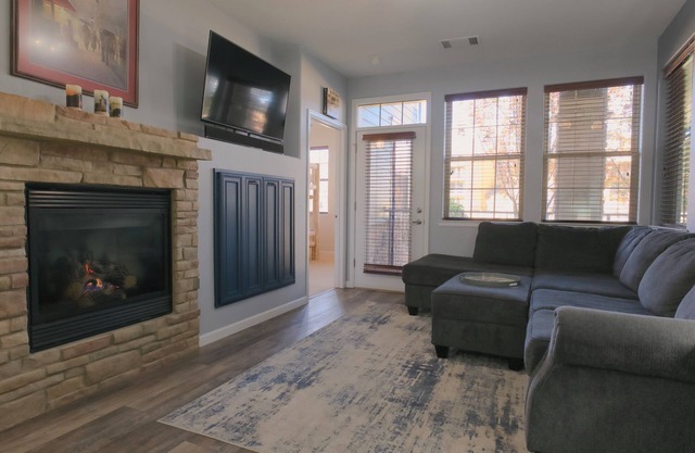 Mountain Time – Cozy, Pet-Friendly Condo Near RMNP & Winter Park, CO