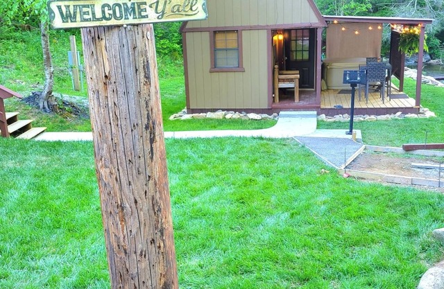 Mountain Tiny Home sur Bold Stream avec bain à remous