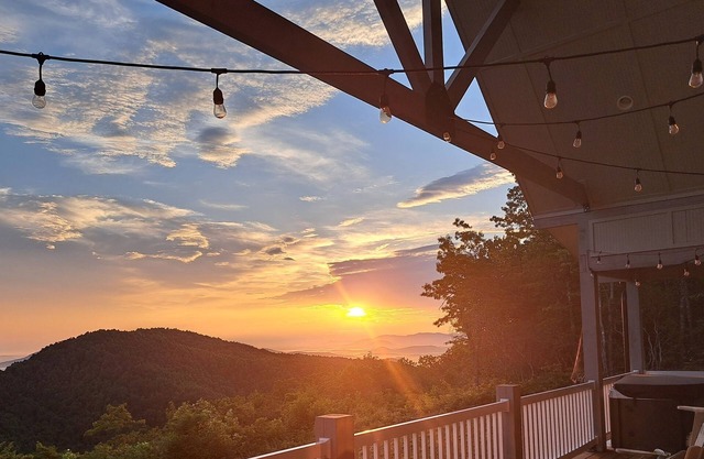 Mountain Top Escape with Hot Tub, Fire Place, Wi-Fi & Cell Service