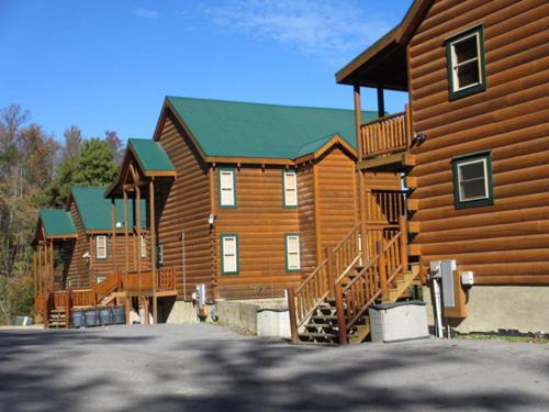 Mountain Top Estate - 3 cabins, Free Dollywood Tickets, Elevator, Amazing Views, Hot Tub