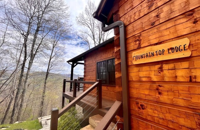 Mountain Top Lodge-Luxury Log Cabin Rental-Panoramic Mountain Views, High Speed Internet, Large Deck, Hot Tub, Fireplace in Nantahala NC!
