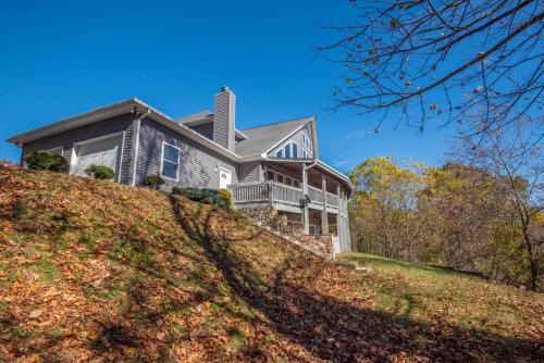 Mountain Top Lodge with Views - Hot Tub, River Access, 15 Mins to West Jefferson
