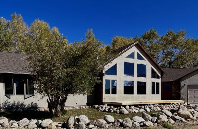 Mountain Valley Getaway Profitez d'un cadre paisible avec vue sur la chaîne enneigée