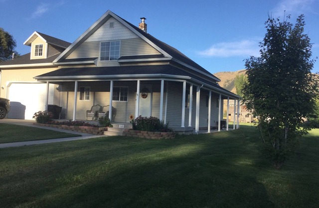 Escapade dans la vallée de la montagne. Ferme confortable près d'un beau lac dans le nord de l'Utah.
