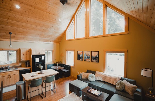 Rainier Retreat w/ HotTub I Firepit l Games l EV