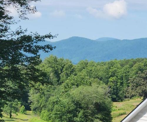 Mountain View Bungalow Near Breweries, Trails, Pool and Waterfalls