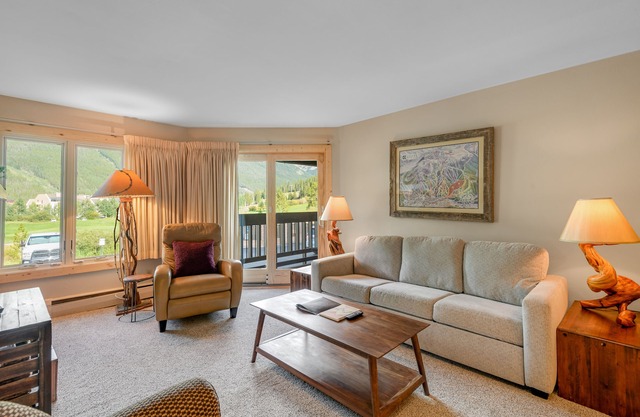 Mountain view condo w/gas fireplace, shared outdoor pool, and free WiFi