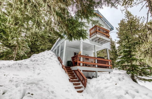 Cozy, deux niveaux chalet à proximité des stations de la randonnée, les lacs et les pistes!