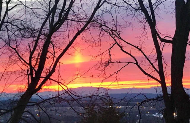 Vue sur la montagne et les lumières de la ville. Près de Bristol, Jonesborogh, Gatlinburg, type de B & B