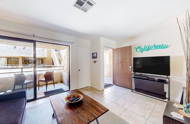 Mountain view condo blocks from downtown with pool, tennis & pickleball