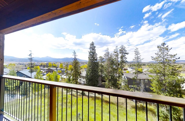 Mountain-view condo on the shuttle route with 2 decks & WiFi